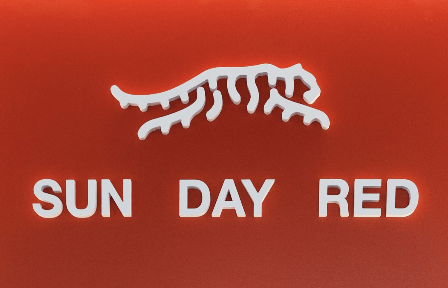 タイガー・ウッズがテーラーメイドと提携し「SUN DAY RED」ブランド