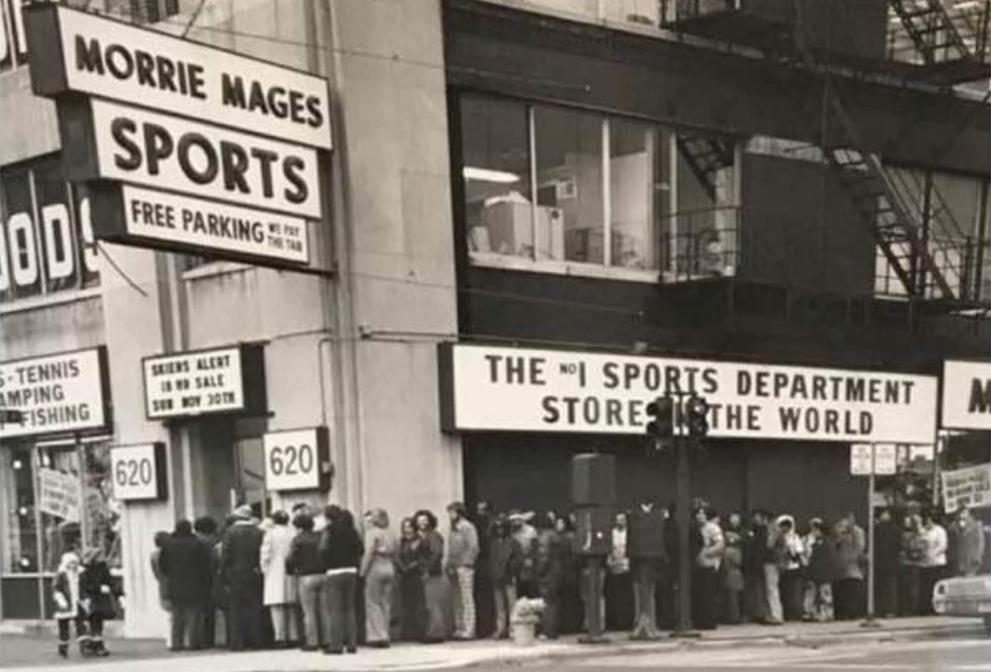 シカゴにあったMorrie Mages Sportsの店舗外観。大勢の客が行列を作り、当時の人気ぶりを物語っている。